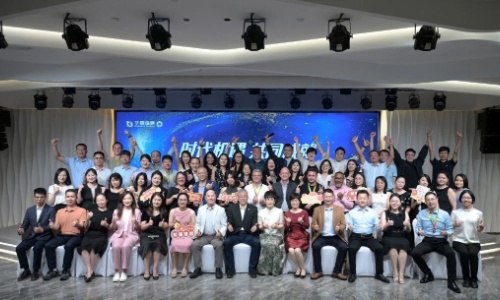 時代機(jī)遇，共同成就｜華商縱橫集團(tuán)2025年度管理年會圓滿落幕！